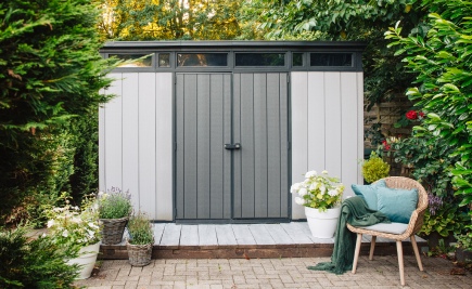 pohled na zahradní kůlnu